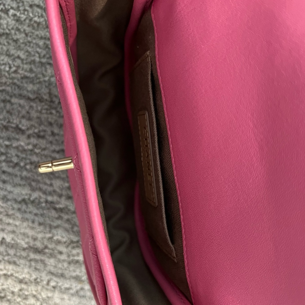 CHANEL Pink Crossbody Bag with Gold-Tone Closure - Picture 6 of 9